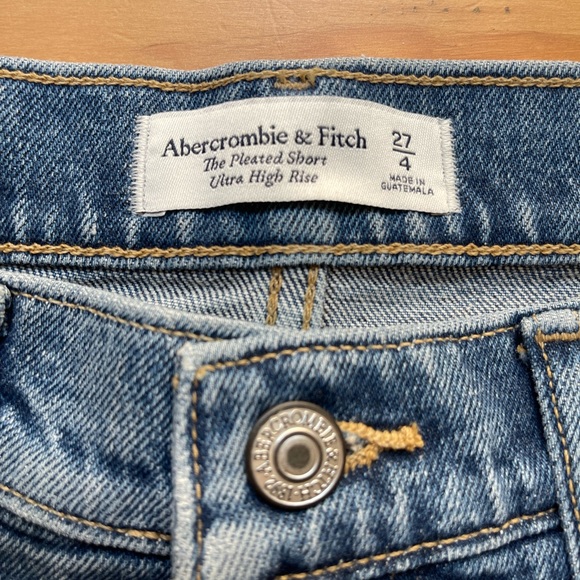 Abercrombie & Fitch, Pleated Medium Color High Waist Denim Short, Size:27 - Picture 4 of 8